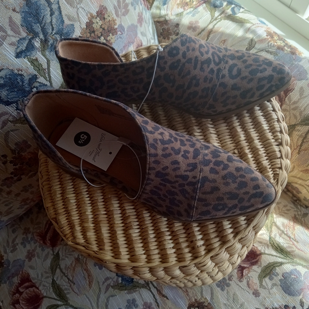 Universal thread pointed loafers cheetah print